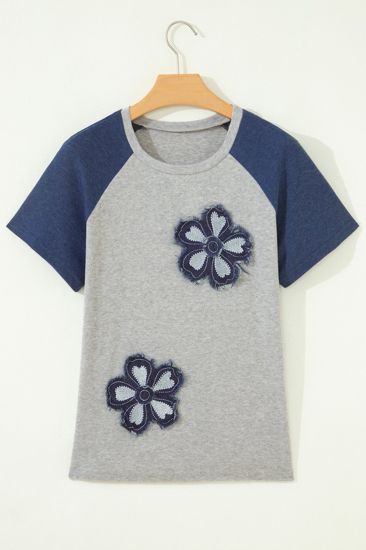 Floral Appliqué Raglan Sleeve Top – Casual Contrast Sleeve Everyday Tee