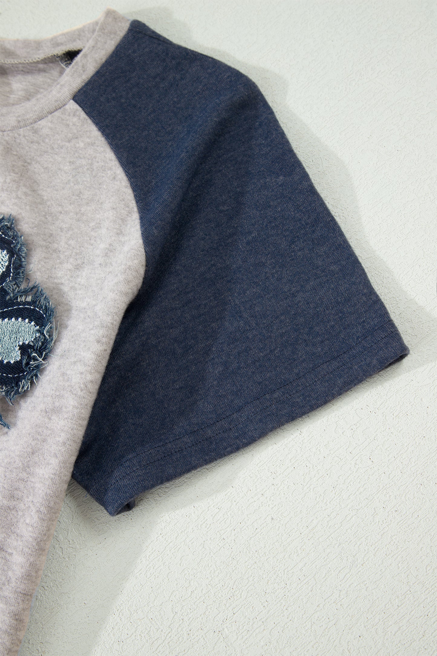 Floral Appliqué Raglan Sleeve Top – Casual Contrast Sleeve Everyday Tee